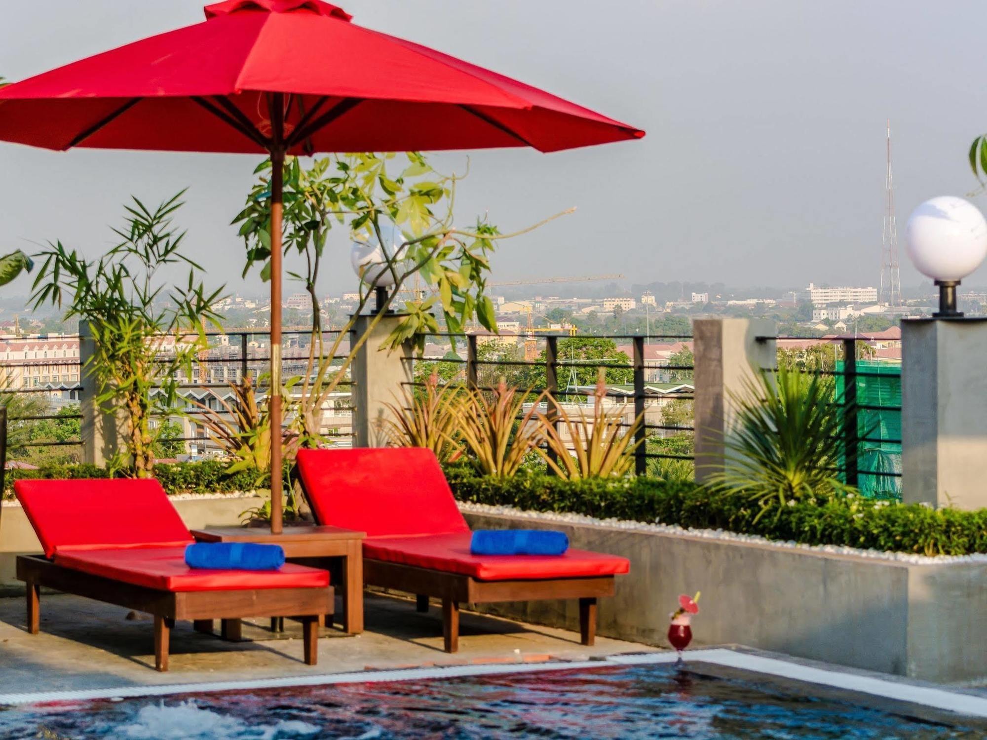 Diamond Palace Resort & Sky Bar بنوم بنه المظهر الخارجي الصورة