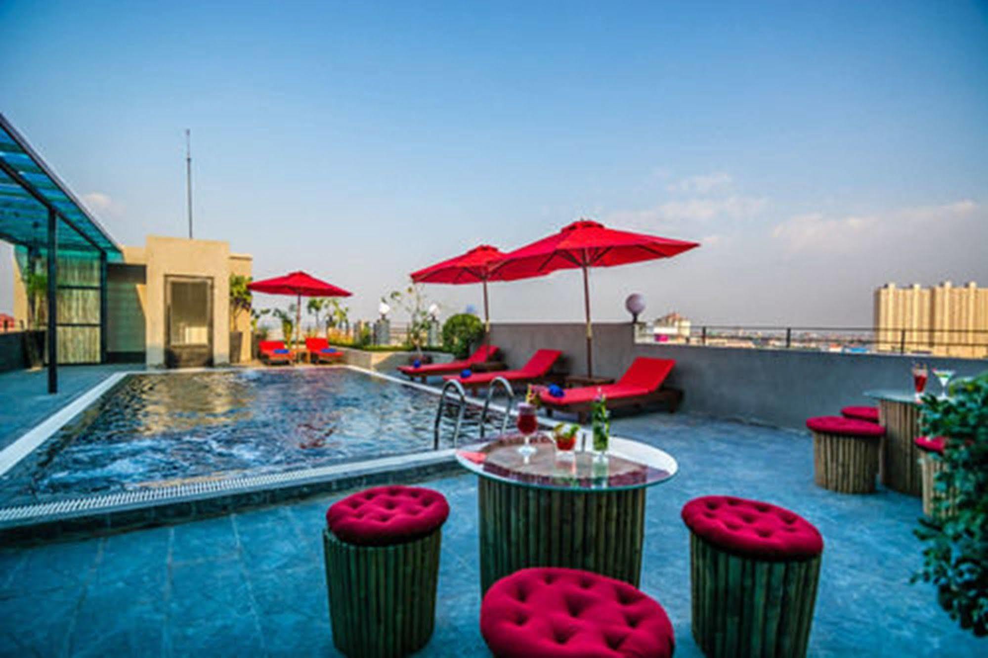 Diamond Palace Resort & Sky Bar بنوم بنه المظهر الخارجي الصورة