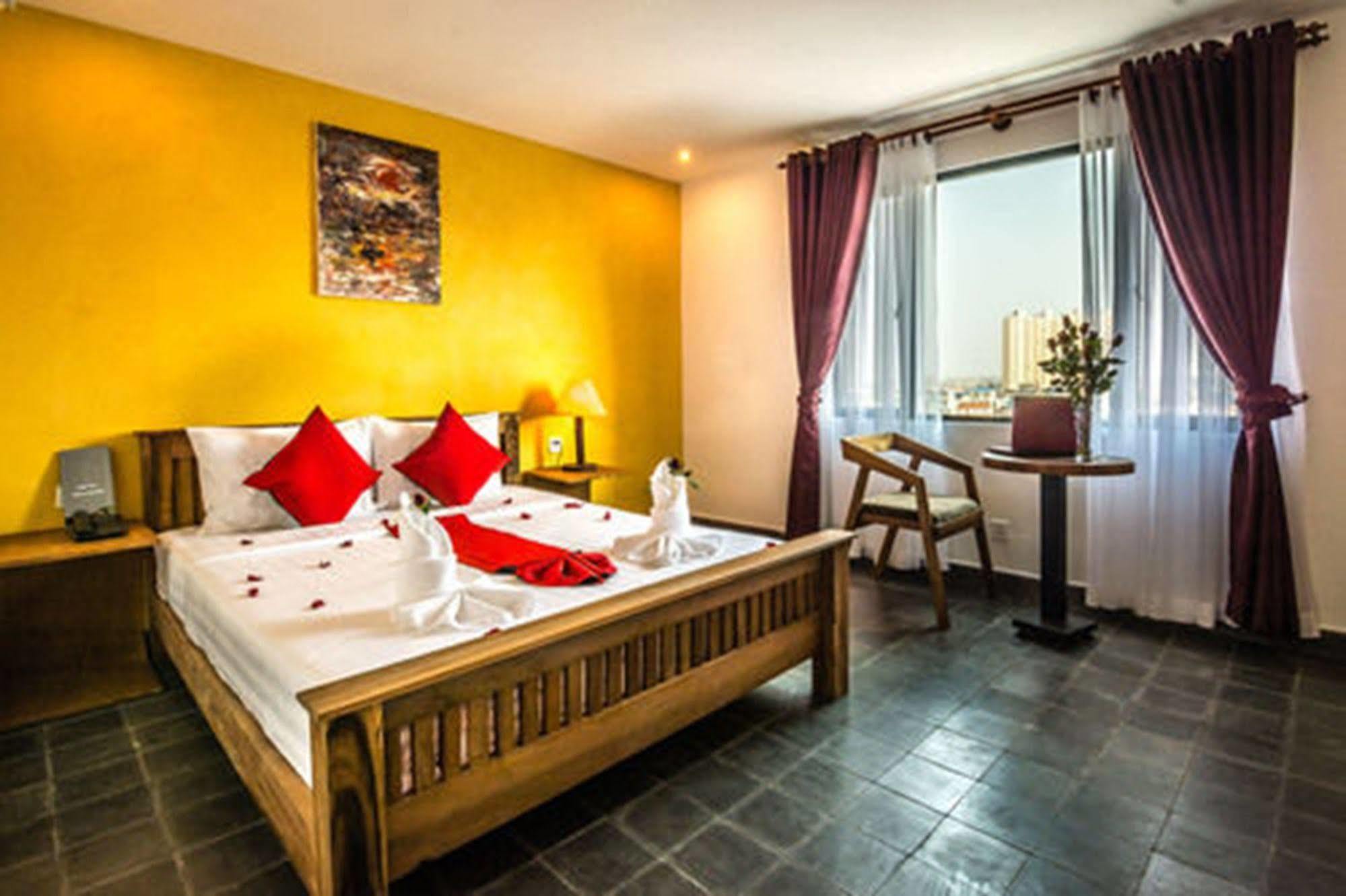 Diamond Palace Resort & Sky Bar بنوم بنه المظهر الخارجي الصورة